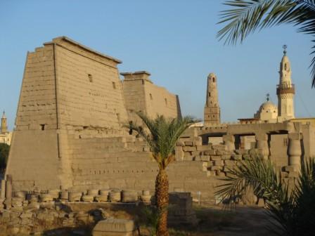 Tempel van Loeksor - Eerste pyloon, Hof van Ramses II en bovenopgebouwde Moskee van Aboe Haggag